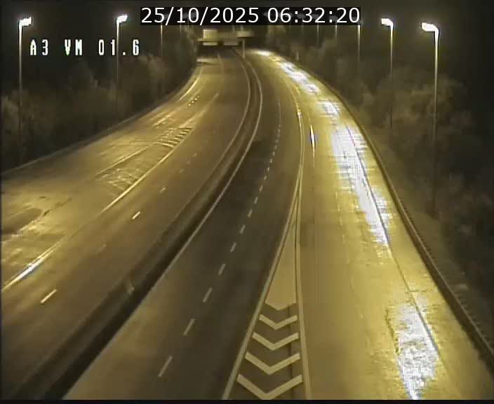 <h2>Traffic live webcam Luxembourg - Croix de Gasperich - A3 - BK 1.6 - direction France/Aire de Berchem</h2>