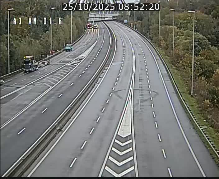 <h2>Traffic live webcam Luxembourg - Croix de Gasperich - A3 - BK 1.6 - direction France/Aire de Berchem</h2>