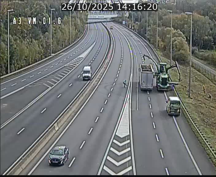 <h2>Traffic live webcam Luxembourg - Croix de Gasperich - A3 - BK 1.6 - direction France/Aire de Berchem</h2>
