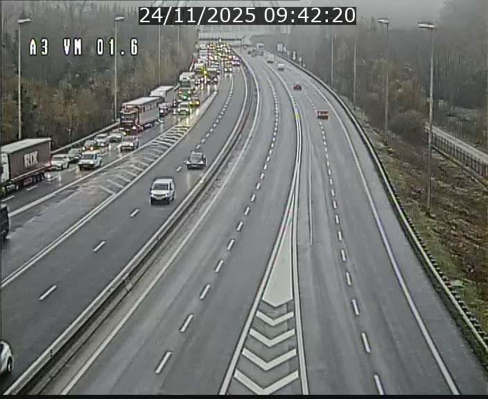 <h2>Traffic live webcam Luxembourg - Croix de Gasperich - A3 - BK 1.6 - direction France/Aire de Berchem</h2>