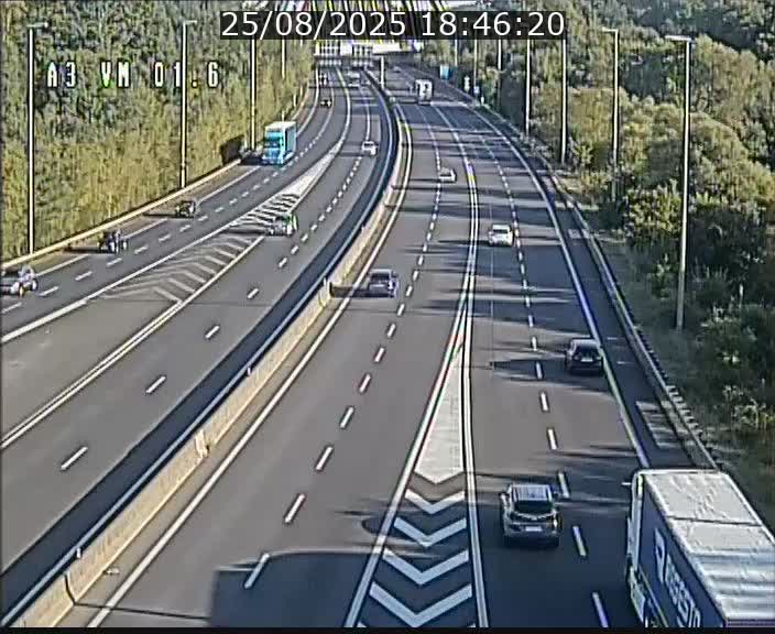 <h2>Traffic live webcam Luxembourg - Croix de Gasperich - A3 - BK 1.6 - direction France/Aire de Berchem</h2>