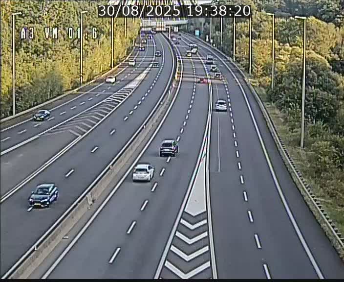 <h2>Traffic live webcam Luxembourg - Croix de Gasperich - A3 - BK 1.6 - direction France/Aire de Berchem</h2>