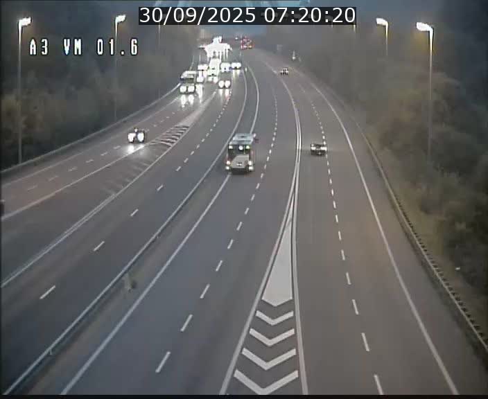 <h2>Traffic live webcam Luxembourg - Croix de Gasperich - A3 - BK 1.6 - direction France/Aire de Berchem</h2>