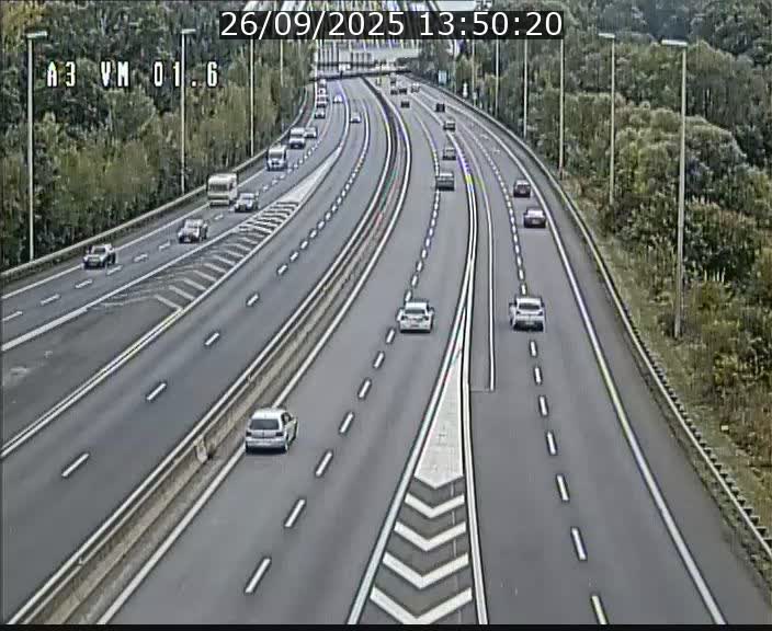 <h2>Traffic live webcam Luxembourg - Croix de Gasperich - A3 - BK 1.6 - direction France/Aire de Berchem</h2>