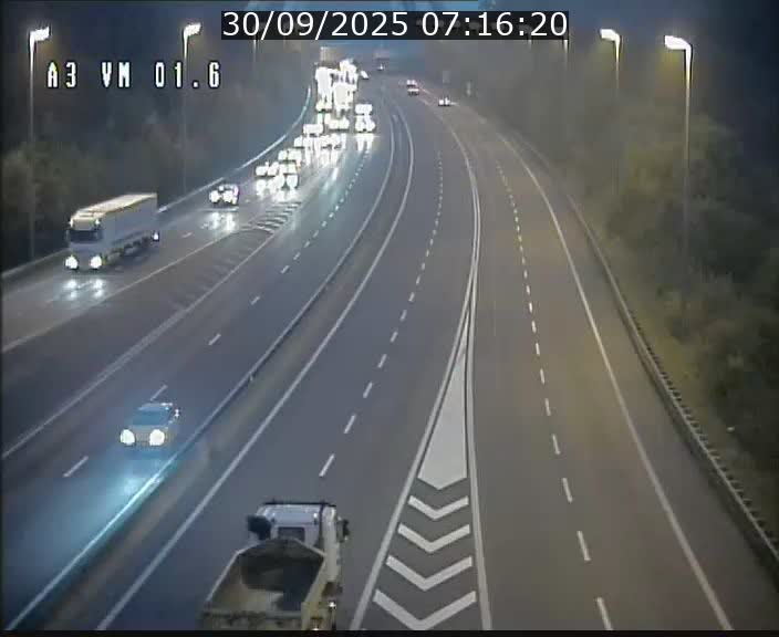 <h2>Traffic live webcam Luxembourg - Croix de Gasperich - A3 - BK 1.6 - direction France/Aire de Berchem</h2>