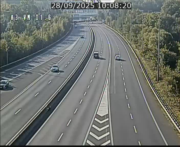 <h2>Traffic live webcam Luxembourg - Croix de Gasperich - A3 - BK 1.6 - direction France/Aire de Berchem</h2>