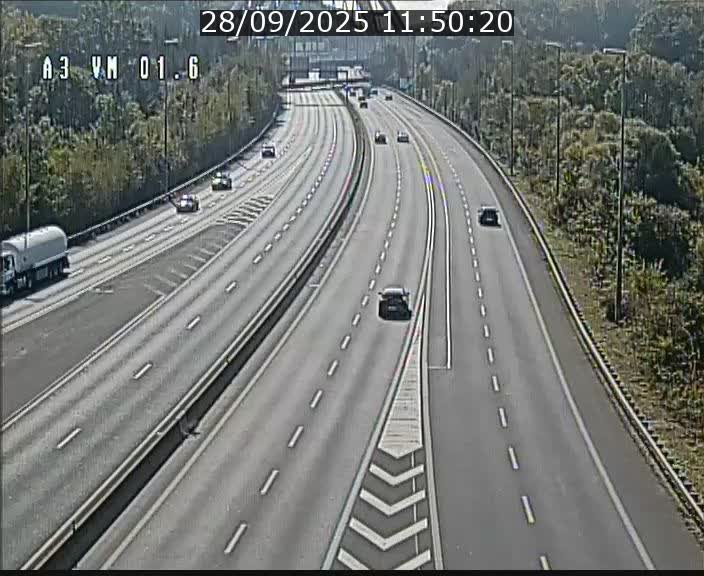 <h2>Traffic live webcam Luxembourg - Croix de Gasperich - A3 - BK 1.6 - direction France/Aire de Berchem</h2>