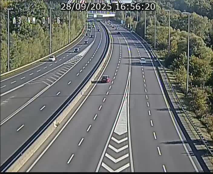 <h2>Traffic live webcam Luxembourg - Croix de Gasperich - A3 - BK 1.6 - direction France/Aire de Berchem</h2>