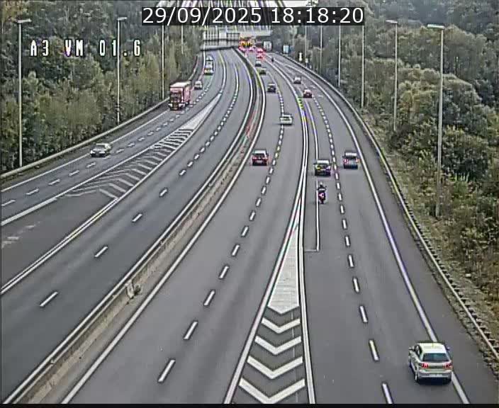 <h2>Traffic live webcam Luxembourg - Croix de Gasperich - A3 - BK 1.6 - direction France/Aire de Berchem</h2>