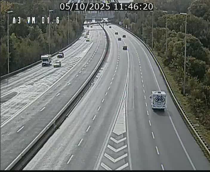 <h2>Traffic live webcam Luxembourg - Croix de Gasperich - A3 - BK 1.6 - direction France/Aire de Berchem</h2>