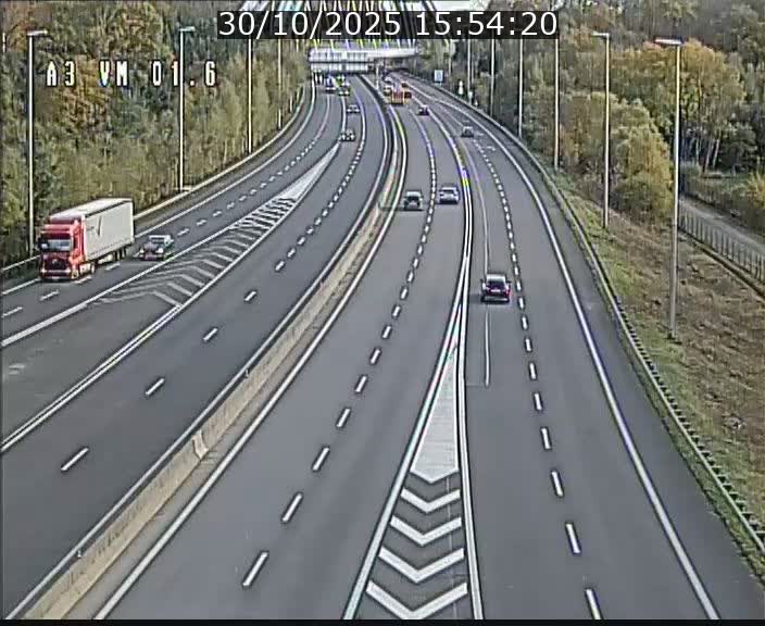 <h2>Traffic live webcam Luxembourg - Croix de Gasperich - A3 - BK 1.6 - direction France/Aire de Berchem</h2>