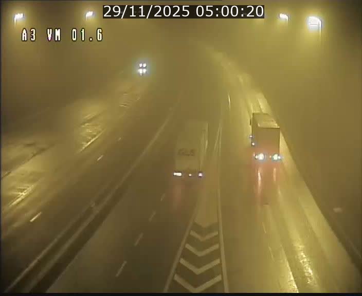 <h2>Traffic live webcam Luxembourg - Croix de Gasperich - A3 - BK 1.6 - direction France/Aire de Berchem</h2>