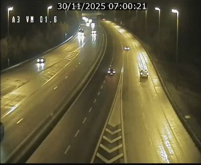 <h2>Traffic live webcam Luxembourg - Croix de Gasperich - A3 - BK 1.6 - direction France/Aire de Berchem</h2>