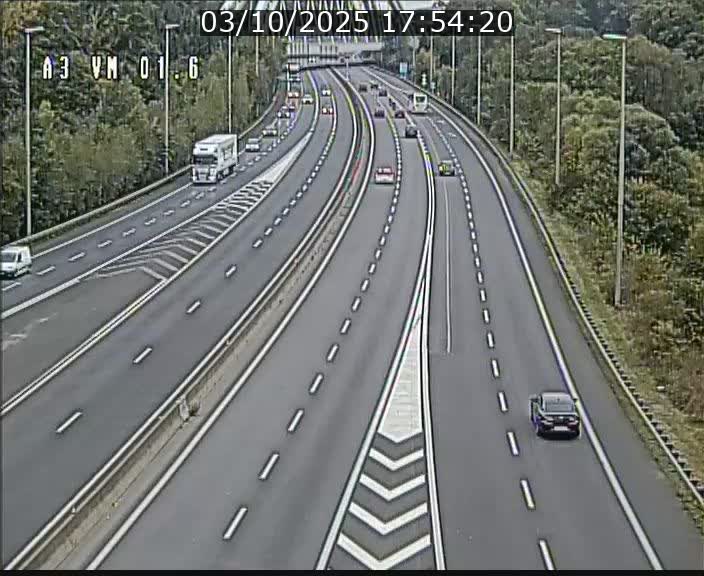 <h2>Traffic live webcam Luxembourg - Croix de Gasperich - A3 - BK 1.6 - direction France/Aire de Berchem</h2>