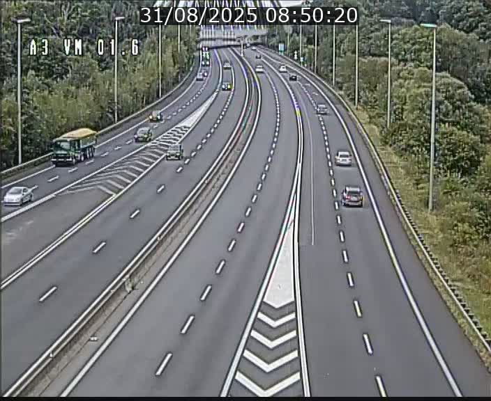 <h2>Traffic live webcam Luxembourg - Croix de Gasperich - A3 - BK 1.6 - direction France/Aire de Berchem</h2>