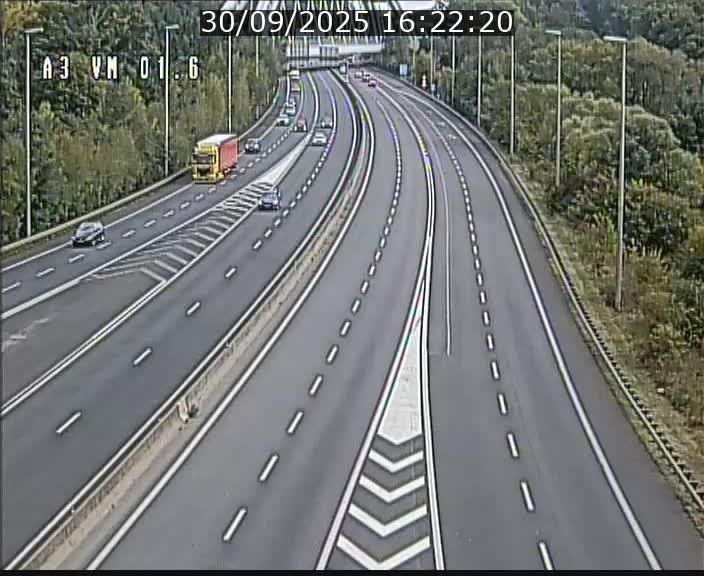 <h2>Traffic live webcam Luxembourg - Croix de Gasperich - A3 - BK 1.6 - direction France/Aire de Berchem</h2>