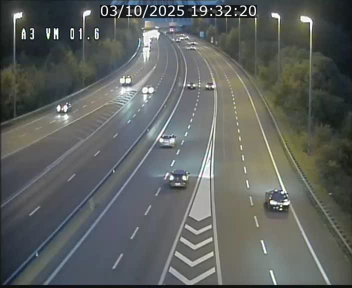 <h2>Traffic live webcam Luxembourg - Croix de Gasperich - A3 - BK 1.6 - direction France/Aire de Berchem</h2>