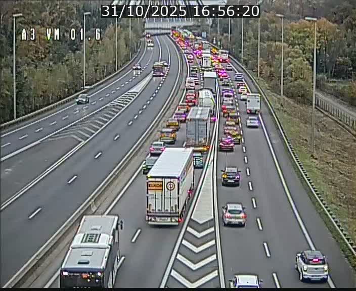 <h2>Traffic live webcam Luxembourg - Croix de Gasperich - A3 - BK 1.6 - direction France/Aire de Berchem</h2>