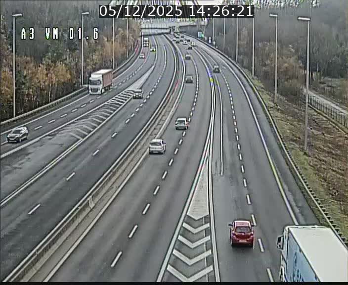 <h2>Traffic live webcam Luxembourg - Croix de Gasperich - A3 - BK 1.6 - direction France/Aire de Berchem</h2>