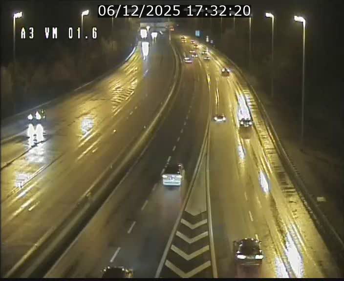 <h2>Traffic live webcam Luxembourg - Croix de Gasperich - A3 - BK 1.6 - direction France/Aire de Berchem</h2>