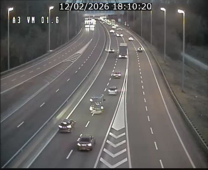 <h2>Traffic live webcam Luxembourg - Croix de Gasperich - A3 - BK 1.6 - direction France/Aire de Berchem</h2>