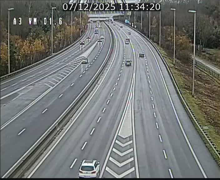 <h2>Traffic live webcam Luxembourg - Croix de Gasperich - A3 - BK 1.6 - direction France/Aire de Berchem</h2>