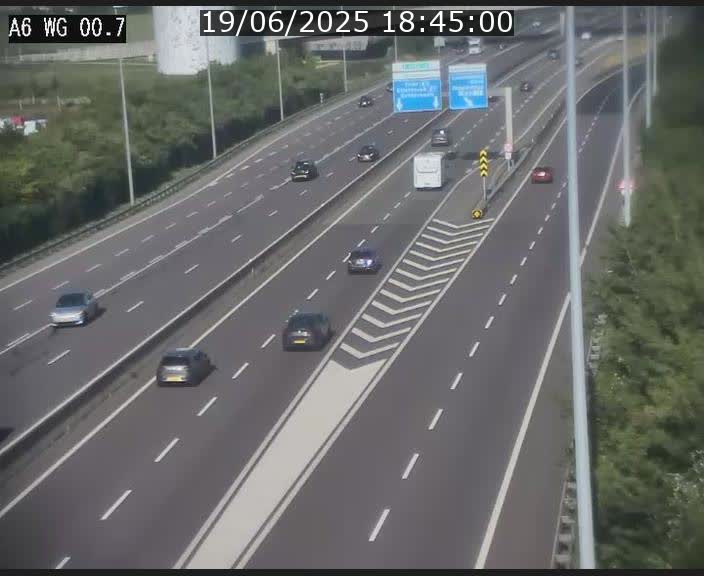 Traffic live webcam Luxembourg Croix de Cessange - A6 - BK 0.7 - direction A3 France