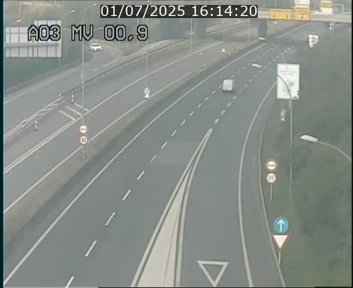 Traffic live webcam Luxembourg Croix de Gasperich - A3 - BK 0.4 - direction Luxembourg