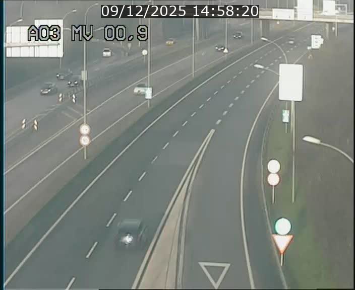 Traffic live webcam Luxembourg Croix de Gasperich - A3 - BK 0.4 - direction Luxembourg