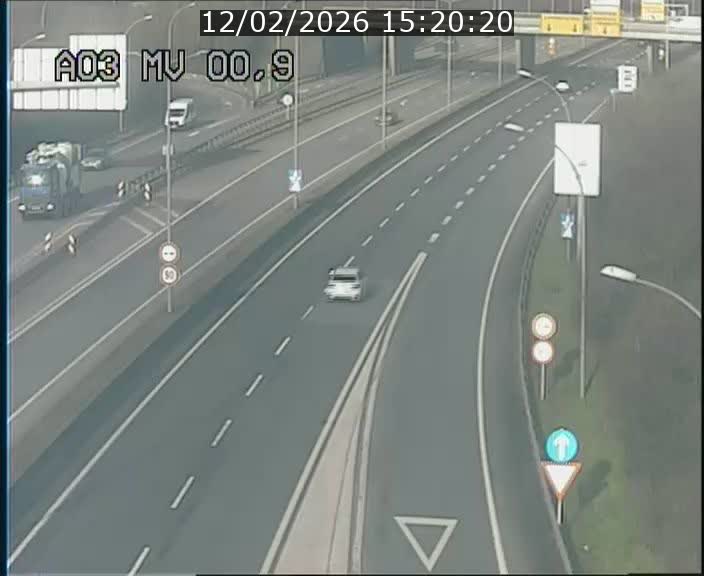 Traffic live webcam Luxembourg Croix de Gasperich - A3 - BK 0.4 - direction Luxembourg