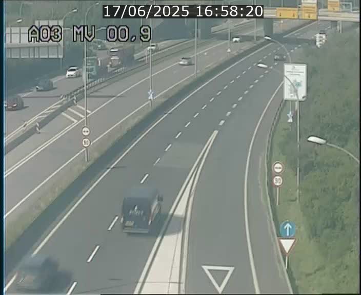 Traffic live webcam Luxembourg Croix de Gasperich - A3 - BK 0.4 - direction Luxembourg