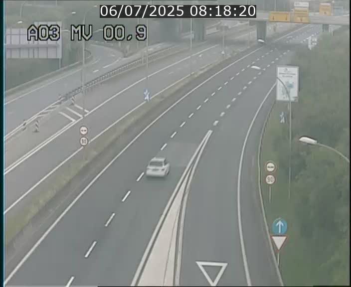 Traffic live webcam Luxembourg Croix de Gasperich - A3 - BK 0.4 - direction Luxembourg