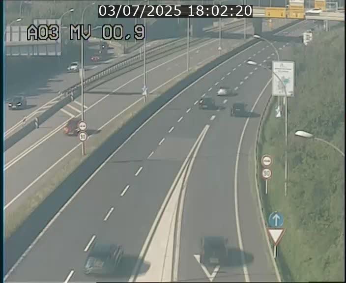 Traffic live webcam Luxembourg Croix de Gasperich - A3 - BK 0.4 - direction Luxembourg