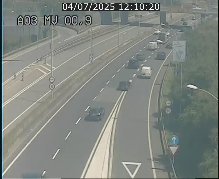 Traffic live webcam Luxembourg Croix de Gasperich - A3 - BK 0.4 - direction Luxembourg