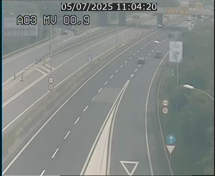 Traffic live webcam Luxembourg Croix de Gasperich - A3 - BK 0.4 - direction Luxembourg