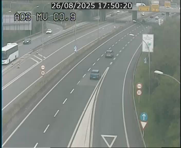 Traffic live webcam Luxembourg Croix de Gasperich - A3 - BK 0.4 - direction Luxembourg
