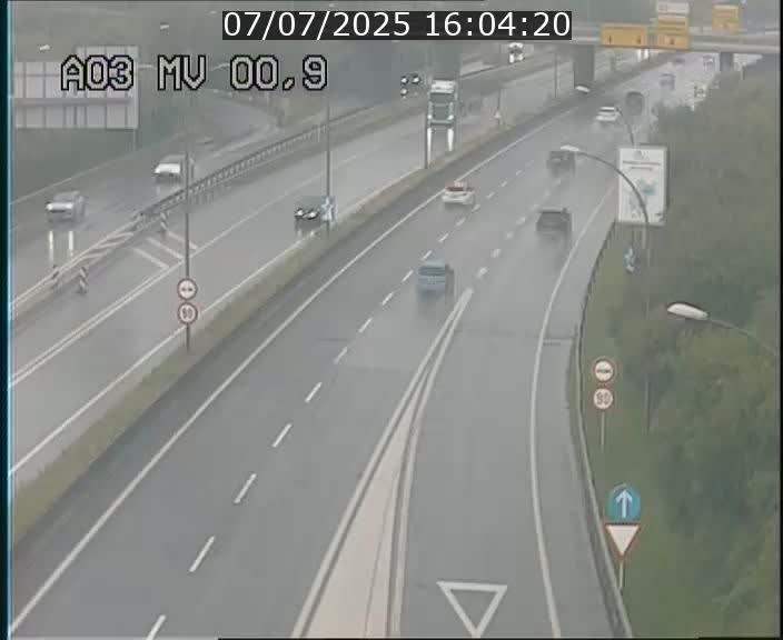 Traffic live webcam Luxembourg Croix de Gasperich - A3 - BK 0.4 - direction Luxembourg