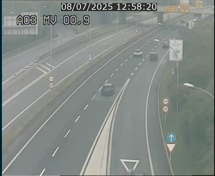 Traffic live webcam Luxembourg Croix de Gasperich - A3 - BK 0.4 - direction Luxembourg