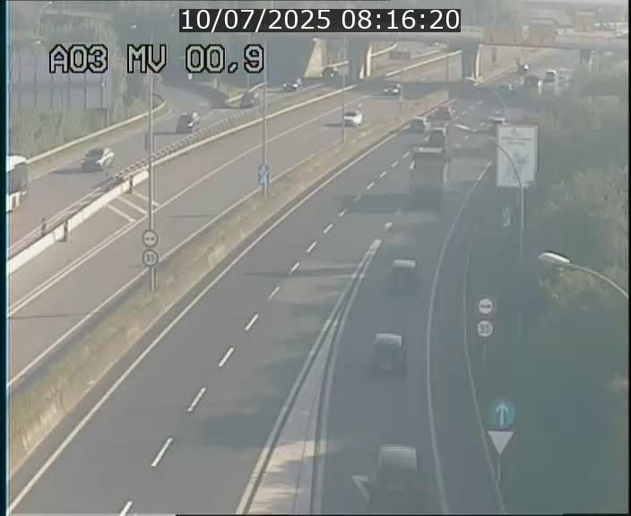 Traffic live webcam Luxembourg Croix de Gasperich - A3 - BK 0.4 - direction Luxembourg