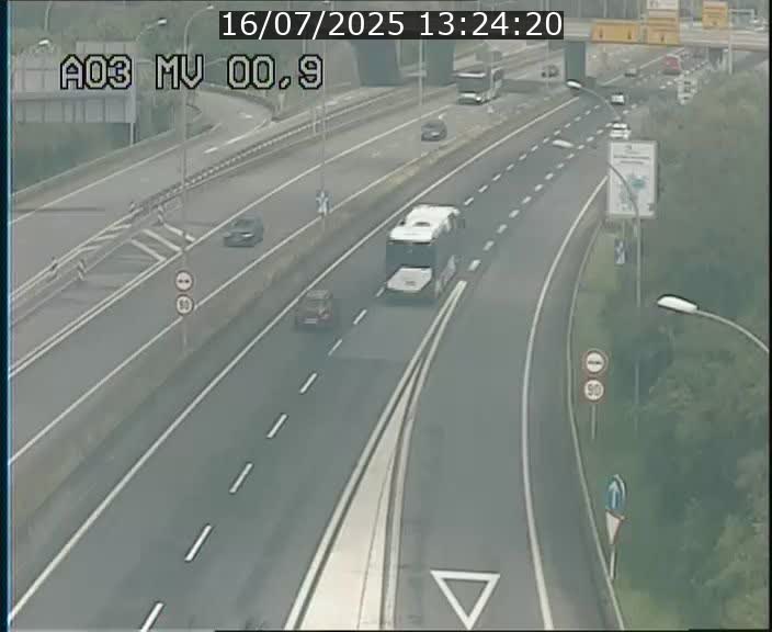 Traffic live webcam Luxembourg Croix de Gasperich - A3 - BK 0.4 - direction Luxembourg