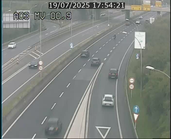 Traffic live webcam Luxembourg Croix de Gasperich - A3 - BK 0.4 - direction Luxembourg