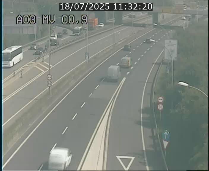 Traffic live webcam Luxembourg Croix de Gasperich - A3 - BK 0.4 - direction Luxembourg