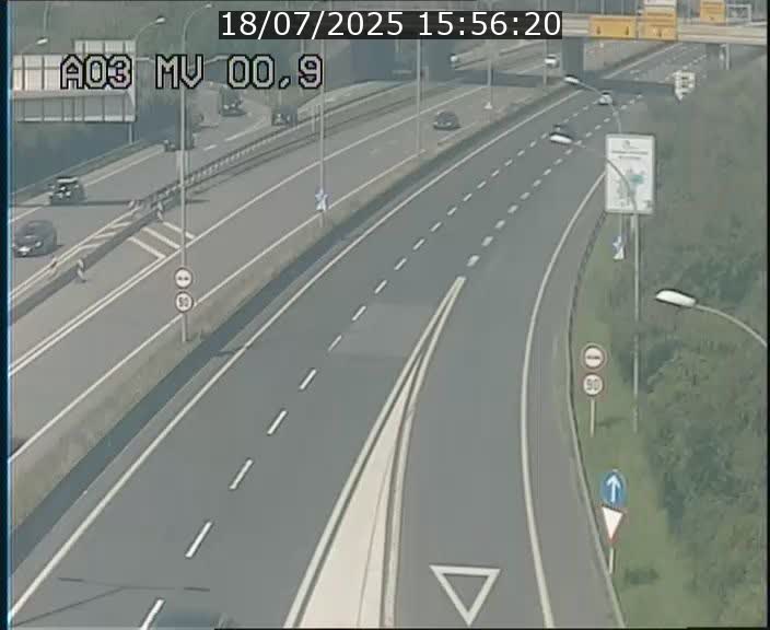 Traffic live webcam Luxembourg Croix de Gasperich - A3 - BK 0.4 - direction Luxembourg