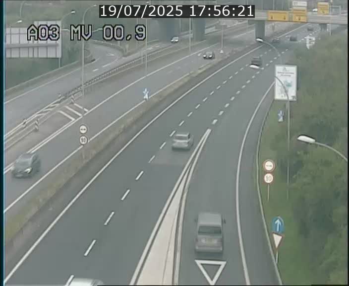 Traffic live webcam Luxembourg Croix de Gasperich - A3 - BK 0.4 - direction Luxembourg