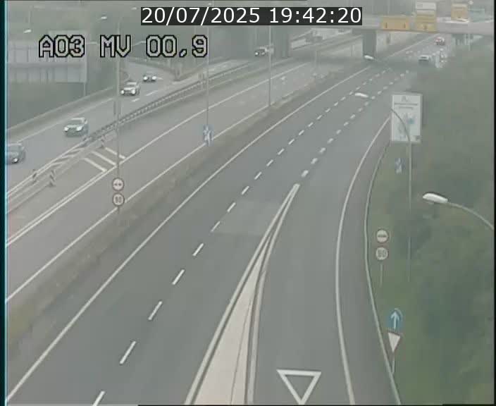 Traffic live webcam Luxembourg Croix de Gasperich - A3 - BK 0.4 - direction Luxembourg