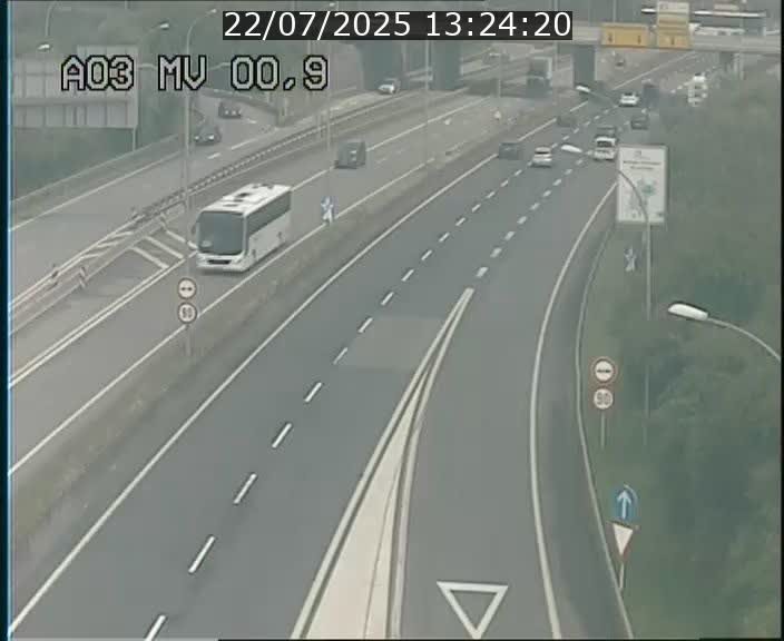 Traffic live webcam Luxembourg Croix de Gasperich - A3 - BK 0.4 - direction Luxembourg