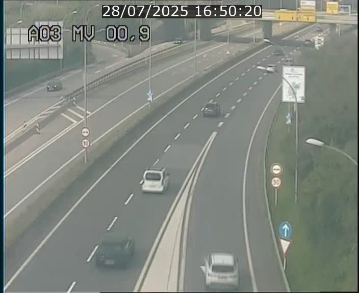 Traffic live webcam Luxembourg Croix de Gasperich - A3 - BK 0.4 - direction Luxembourg