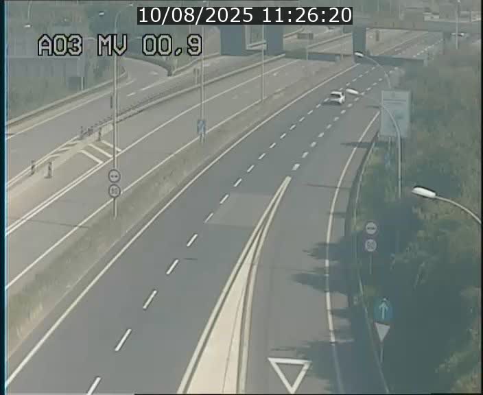 Traffic live webcam Luxembourg Croix de Gasperich - A3 - BK 0.4 - direction Luxembourg