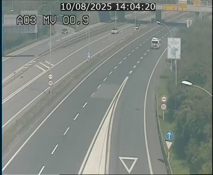 Traffic live webcam Luxembourg Croix de Gasperich - A3 - BK 0.4 - direction Luxembourg