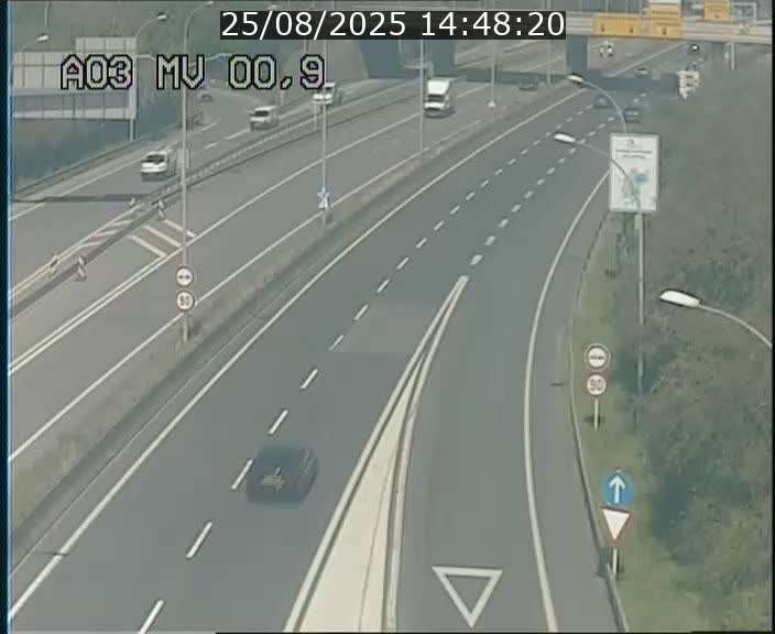 Traffic live webcam Luxembourg Croix de Gasperich - A3 - BK 0.4 - direction Luxembourg
